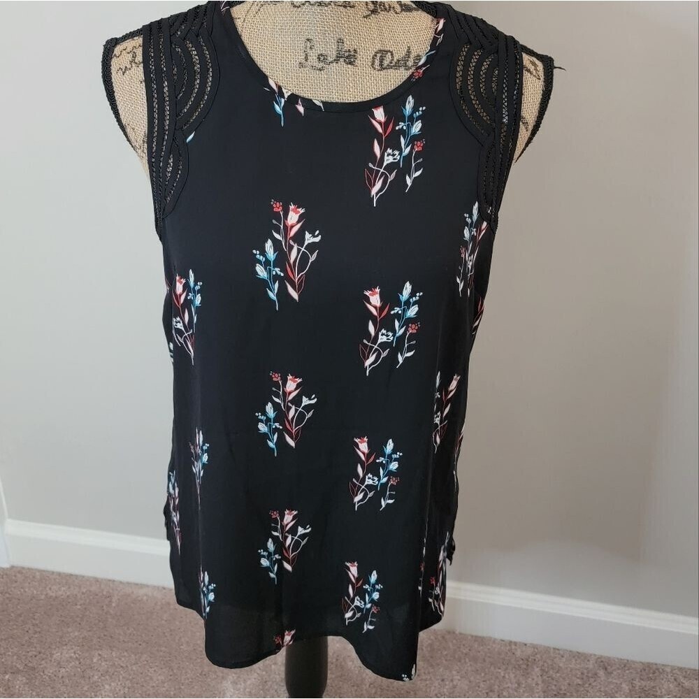 NWOT Danielrainn floral top with Embroidery
